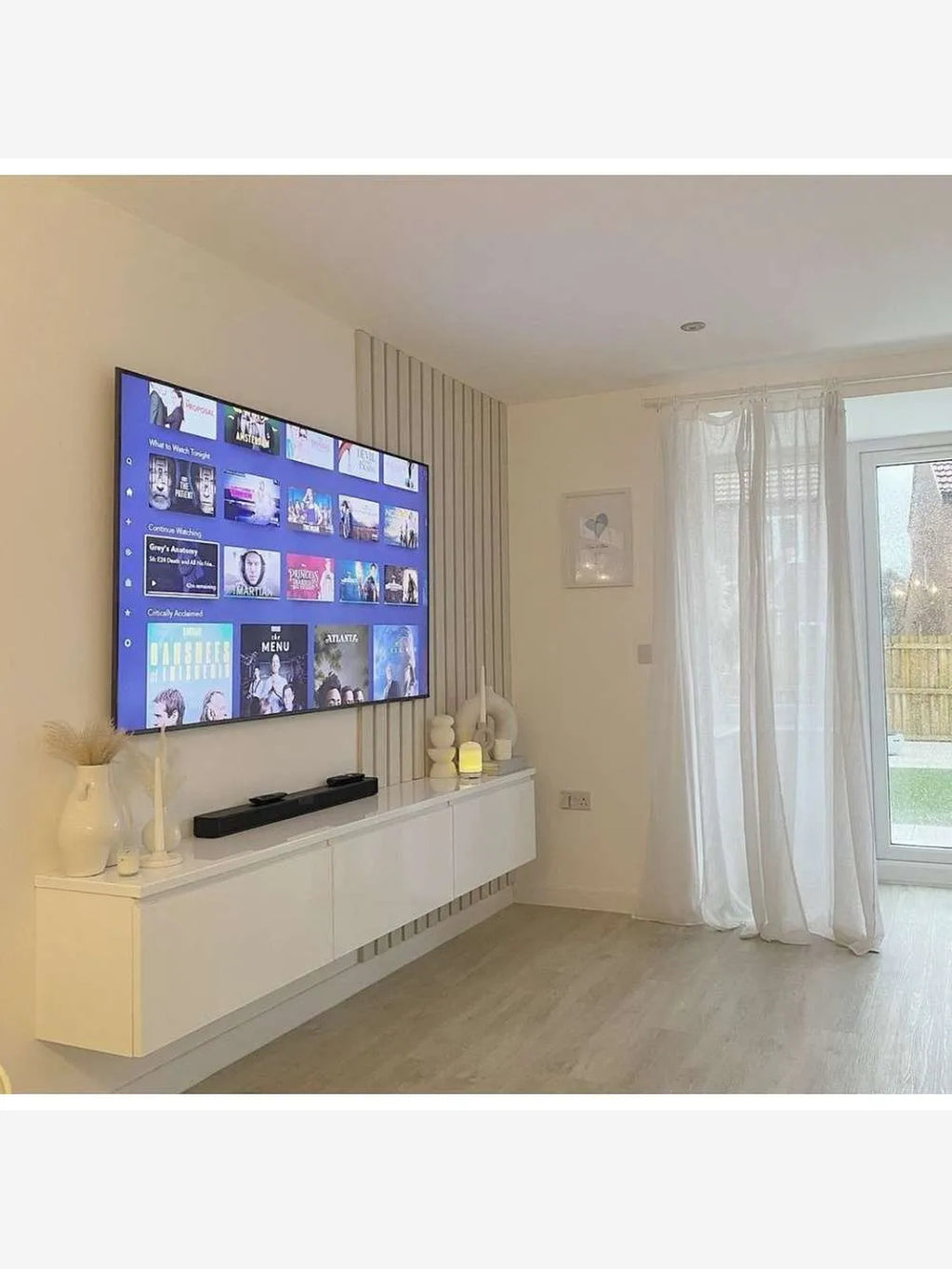 Mesa de TV Flotante Cardy High Gloss con Panel de Melamina Color Blanco TU MESITA