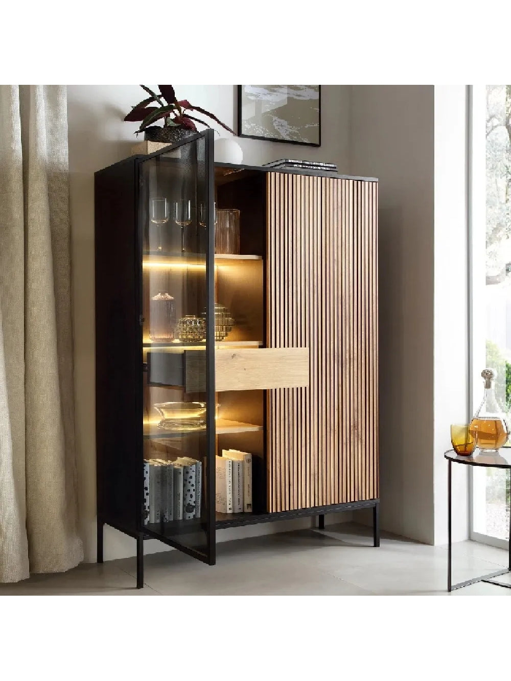 Vitrina Moderna Vilma con 2 Puertas Color Negro/Duna con Luz LED TU MESITA