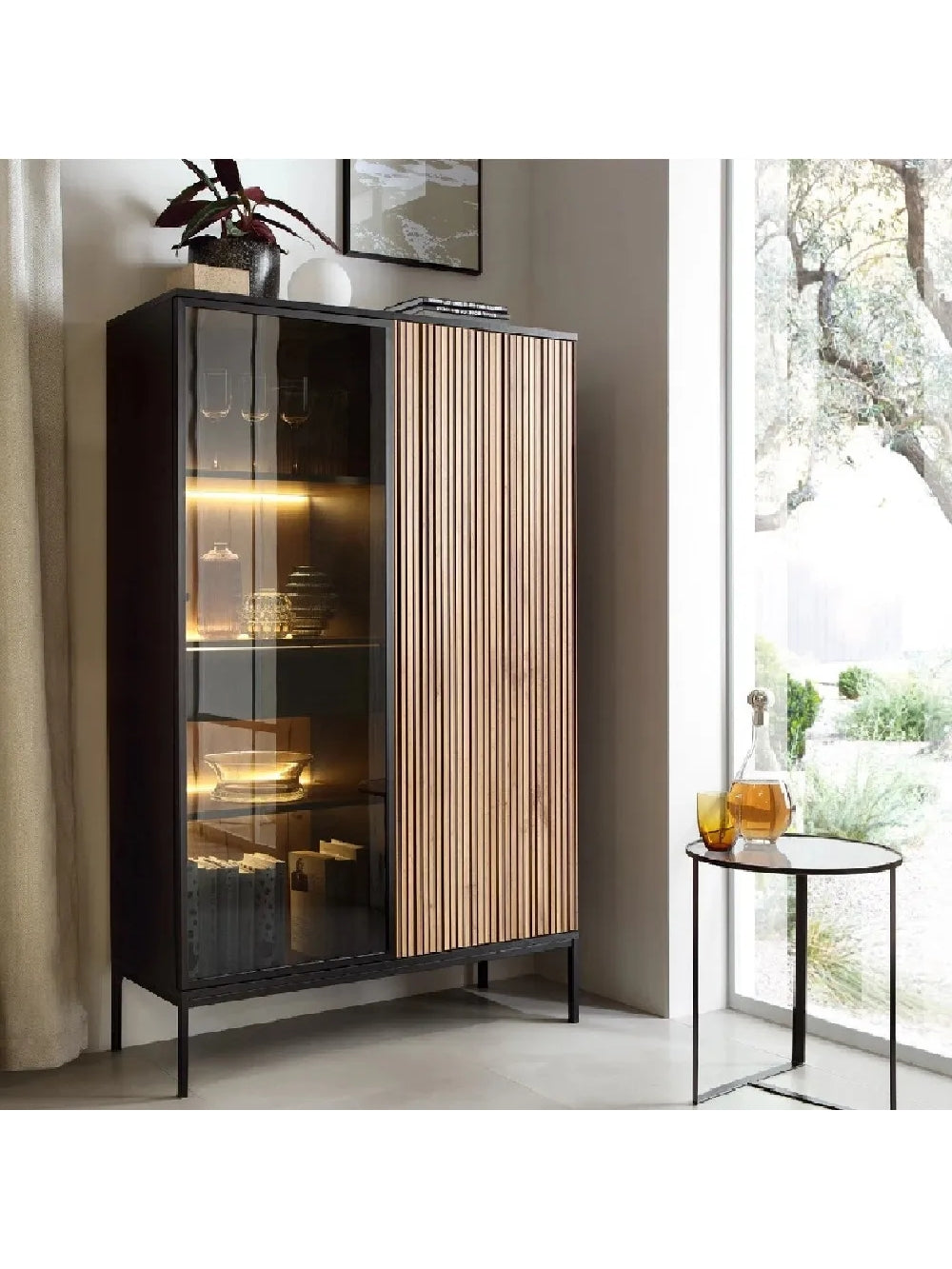 Vitrina Moderna Vilma con 2 Puertas Color Negro/Duna con Luz LED TU MESITA
